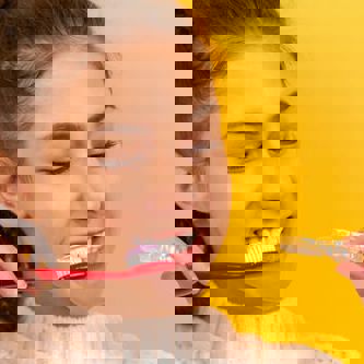 Pige, der børster tænder