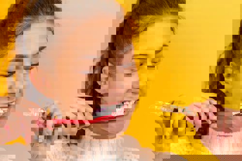 Pige, der børster tænder