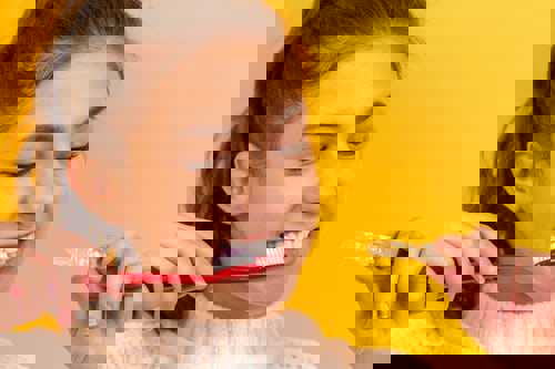 Pige, der børster tænder