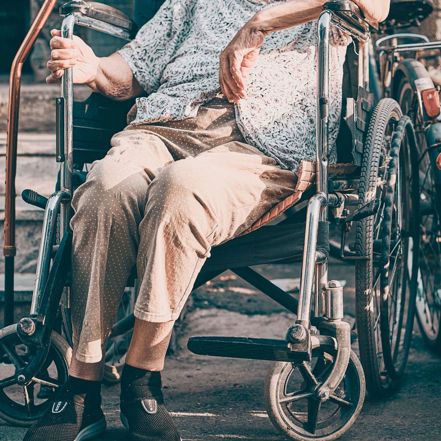 Ældre dame i kørestol.