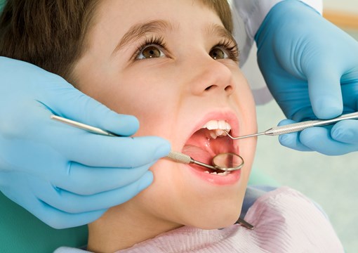 Barn, som er ved tandlægen. 
