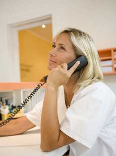 Kvinde, der taler i telefon