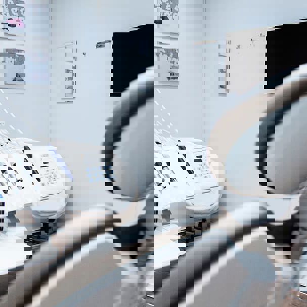 Tandlægestol og -instrumenter